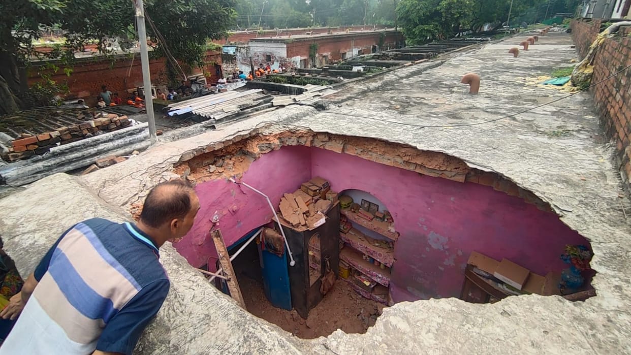Five died when a house collapsed in Alambagh Railway Coloney in Lucknow.
