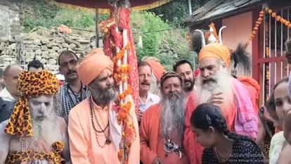 Manimahesh Yatra: मौसम साफ होते ही मणिमहेश यात्रा पर लगी अस्थायी रोक हटी, दशनाम छड़ी सहित रवाना हुए श्रद्धालु As soon as the weather cleared, the temporary ban on Manimahesh Yatra was lifted, devotees left for Dallake.