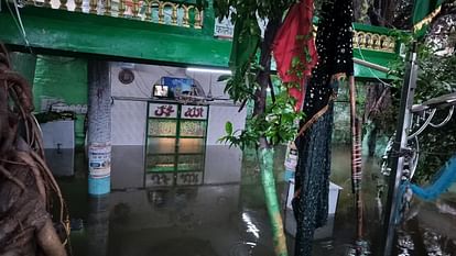 Indore Weather Today: इंदौर में भारी बारिश के बाद मची तबाही की तस्वीरें, कई बस्तियां डूबी, बस, कारें बह गईं Indore Rain Update Today IMD Severe Rainfall Alert in Madhya Pradesh's Indore News in Hindi