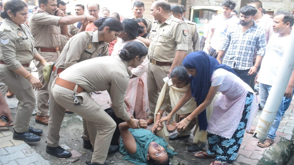 Meerut: Cantt Board team protested while demolishing illegal construction in Lalkurti and a girl has ruckus