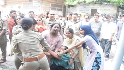 Meerut: Cantt Board team protested while demolishing illegal construction in Lalkurti and a girl has ruckus