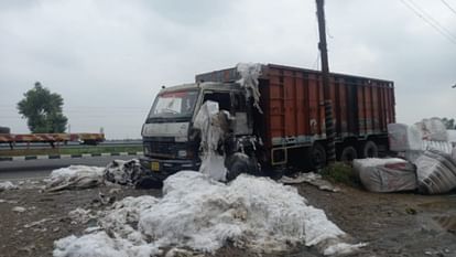Truck loaded with cotton collides with high tension line in Shamli, cotton worth Rs 25 lakh burnt