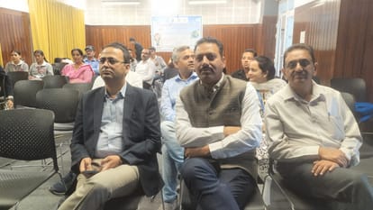 Shimla News: विश्व ओजोन दिवस समारोह में पहुंचे डीसी राणा, छात्रों को किया सम्मानित world ozone day 2023 Programme in Centre for Science Learning and Creativity Shoghi Shimla