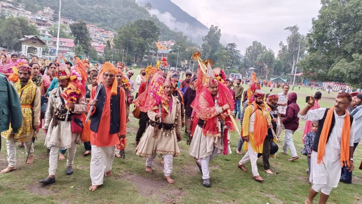 manimahesh yatra 2023 devotees pays obeisance sing bhajans of lord shiva