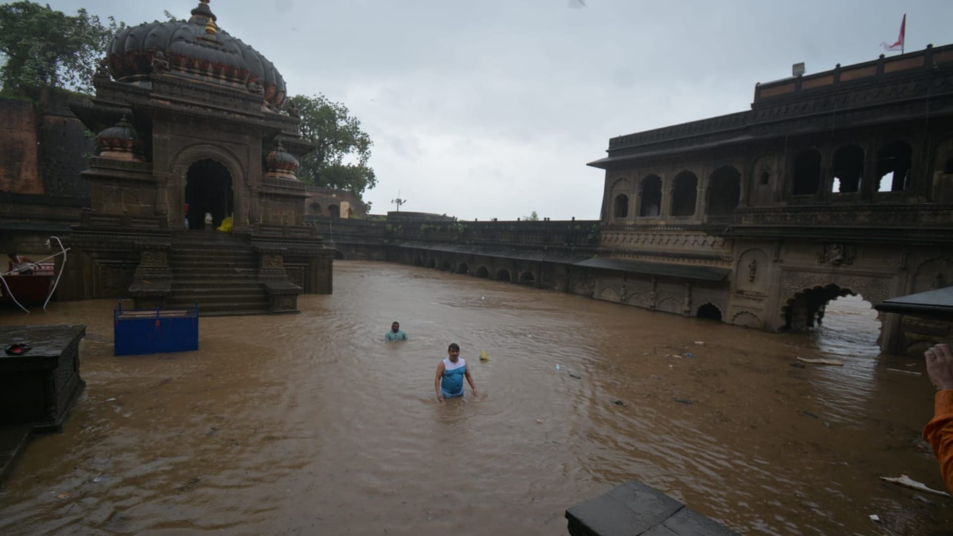 Rain In Khargone Incessant rain showed its strength Maheshwari river