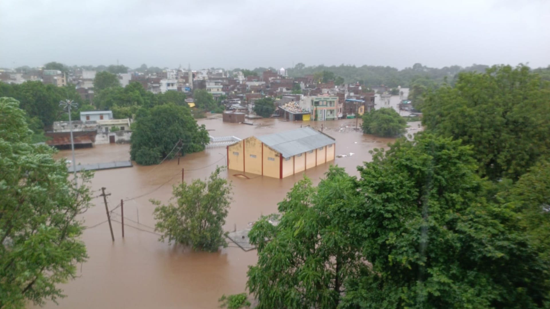Rain In Khargone Incessant rain showed its strength Maheshwari river