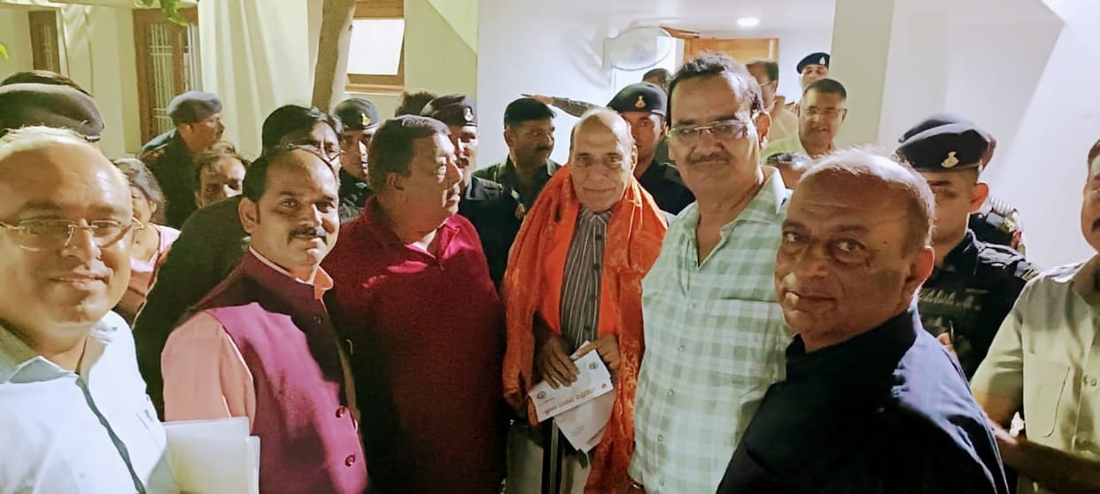 Lucknow: Sindhi community met Defense Minister Rajnath Singh for the safety of Sindhi community in Pakistan