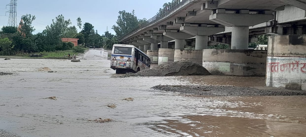 Bijnor: Bus going from Dehradun to Kotdwar got stuck in Kotwali river, passengers evacuated safely