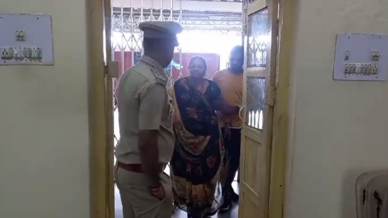 Shahdol In order to steal jewellery miscreant made an elderly woman drink drugs in Rewa-Bilaspur train