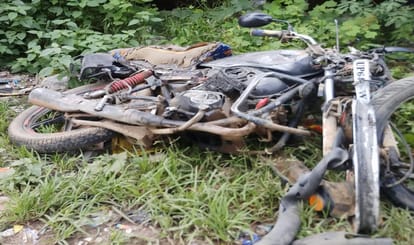 दर्दनाक: अस्पताल में भर्ती पिता को देखने जा रहे बेटे की हादसे में मौत, टीपर में फंसकर चार किमी तक घिसटी बाइक Son killed in road accident who going to see his hospitalized father bike stuck in truck and dragged for 4 km