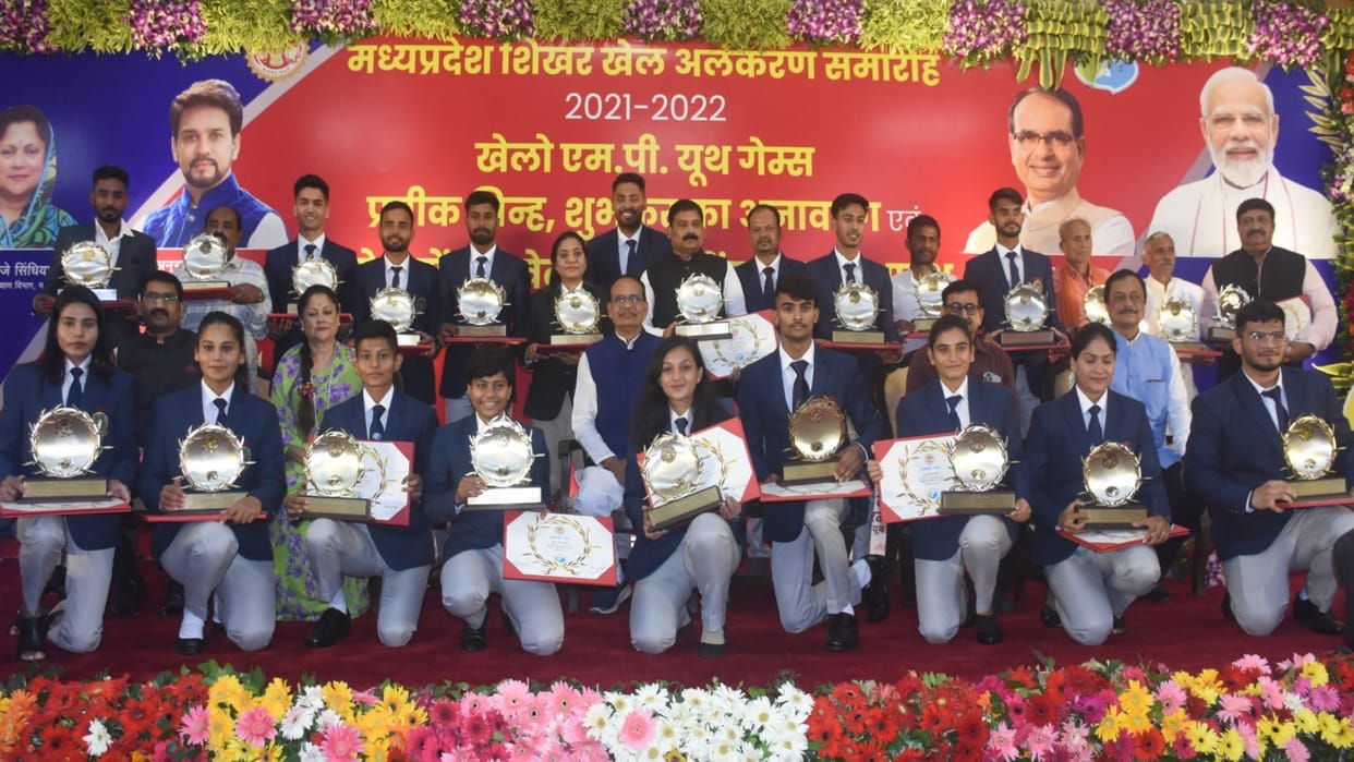Sports Awards CM Shivraj says Play hard jump and touch sky of success with your excellent performance