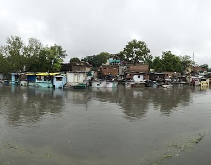 Indore: इंदौर में 24 घंटे में छह इंच से ज्यादा बारिश, निचले इलाकों में पानी भरा More than six inches of rain in Indore in 24 hours, low lying areas filled with water