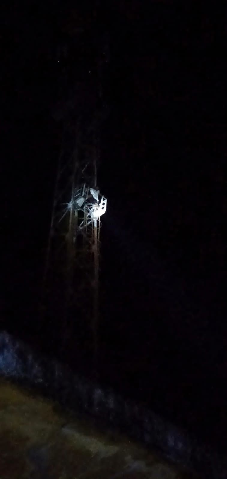 Bijnor: An angry young man climbed a sixty feet high mobile tower, drama lasted for one and a half hour