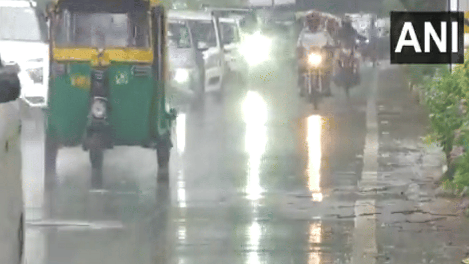 Delhi NCR Weather Forecast Today:  Light Rainfall in Delhi-NCR, IMD Alert News