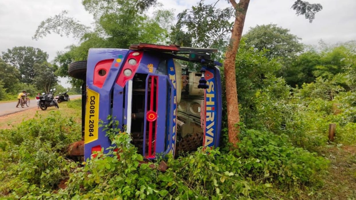 Umaria Eight people injured due to uncontrolled bus overturning accident happened on Bilaspur-Chandiya road