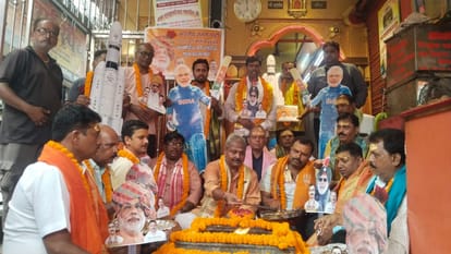 PM Modi birthday BJP workers performed special rituals in Varanasi wished for long life