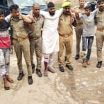 मुठभेड़ के बाद आरोपियों को ले जाते पुलिसकर्मी।