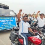 एयरफोर्स डे के मद्देनजर बाइक रैली निकालते वायु सेना का जवान।