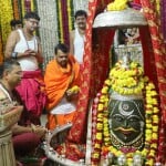 गर्भगृह में महाकाल का पूजन करते महाराष्ट्र के उपमुख्यमंत्री देवेंद्र फडणवीस