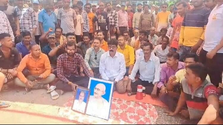 राजनांदगांव में ग्रामीणों ने किया चक्काजाम: शख्स की मौत पर मुआवजा और सड़क निर्माण को लेकर धरना प्रदर्शन