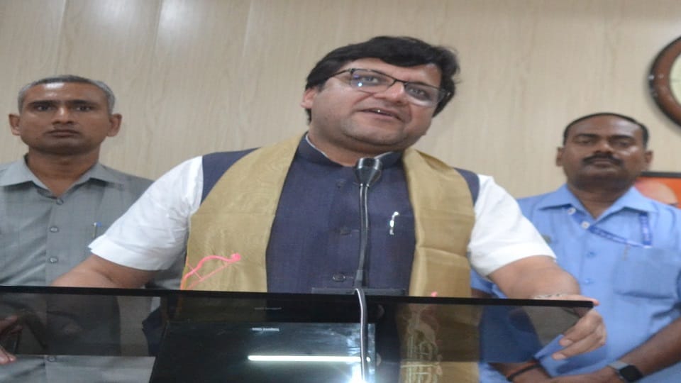 Minister Nitin Agarwal reached Hathras BJP office