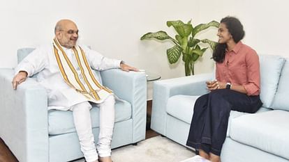 Telangana: Union Home Minister Amit Shah met badminton player PV Sindhu in Hyderabad