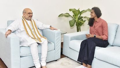 Hyderabad: Home Minister Amit Shah met badminton star PV Sindhu, said – her hard work is an inspiration for the young generation. Telangana: Union Home Minister Amit Shah met badminton player PV Sindhu in Hyderabad