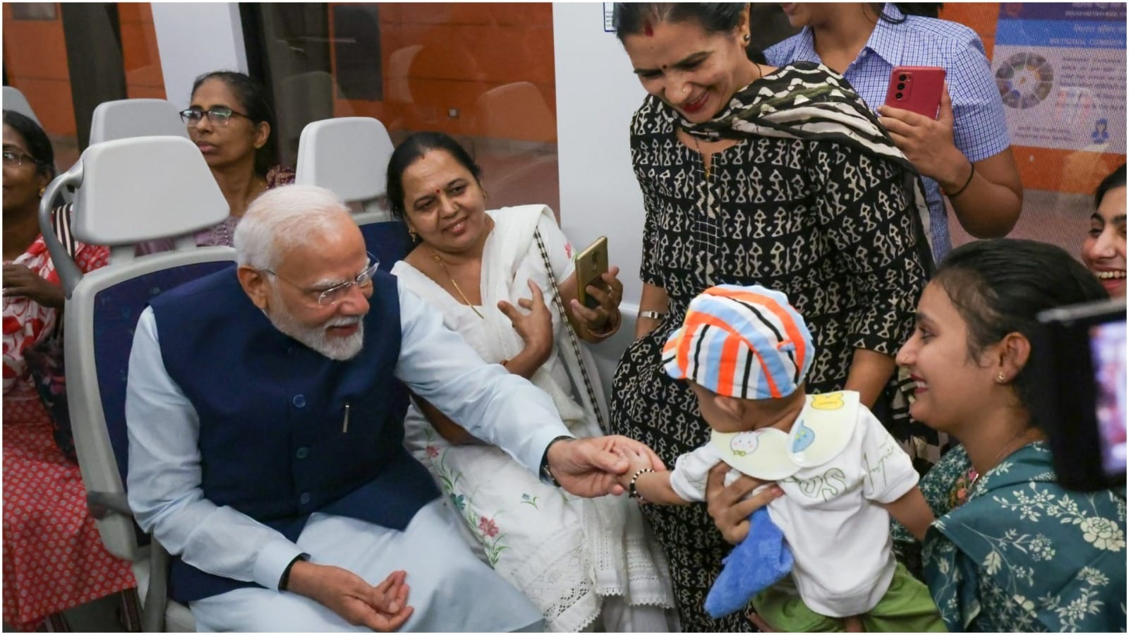 PM Narendra Modi traveled in Delhi Metro laughed and joked with children and also took selfie see photos