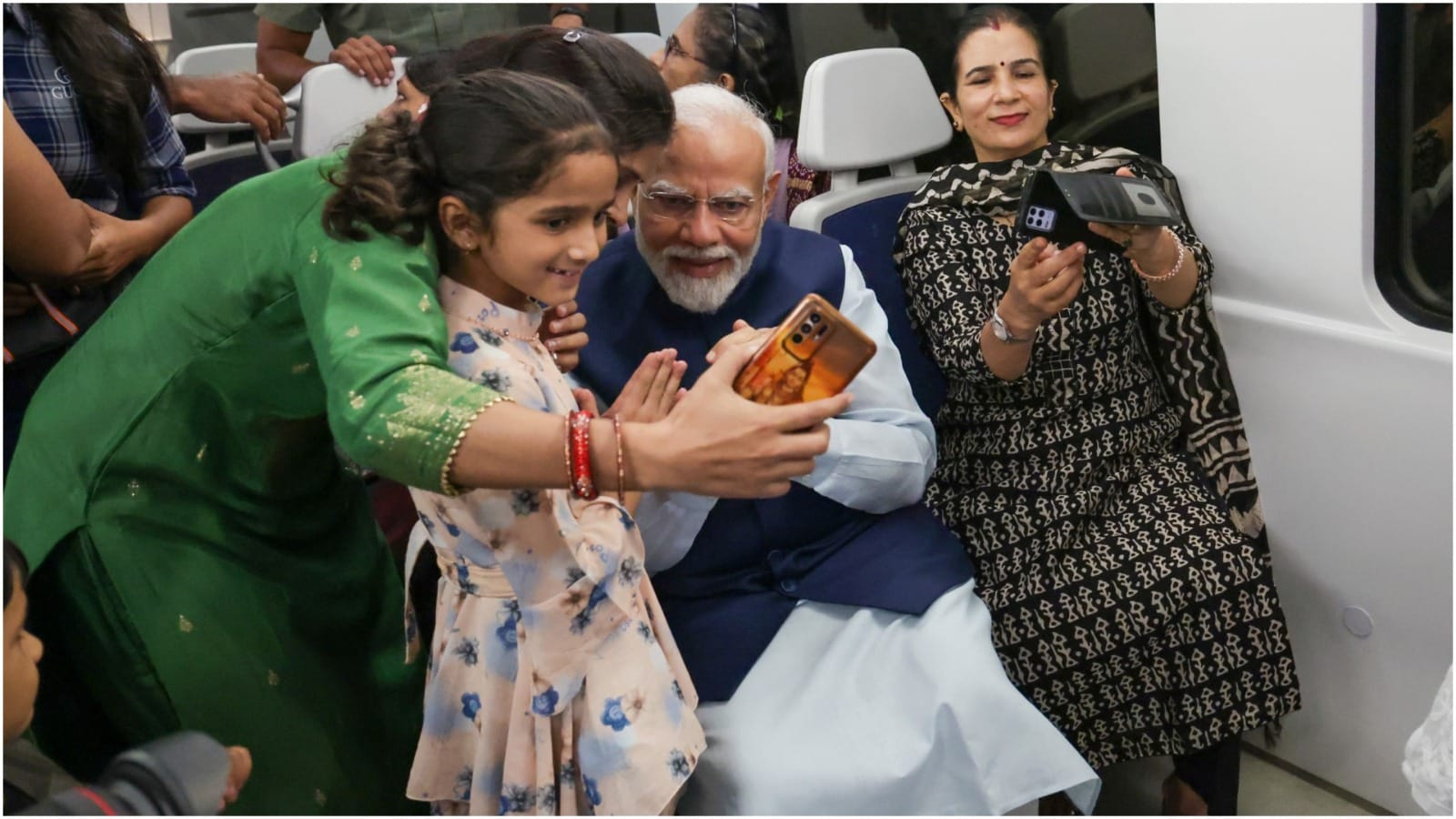 PM Narendra Modi traveled in Delhi Metro laughed and joked with children and also took selfie see photos