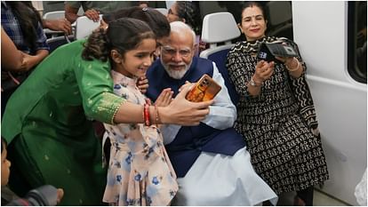 Pm Modi Photos:मेट्रो में बच्चों संग पीएम मोदी को याद आया बचपन, किसी से हाथ मिलाया तो किसी के साथ ली सेल्फी - Pm Narendra Modi Traveled In Delhi Metro Laughed And