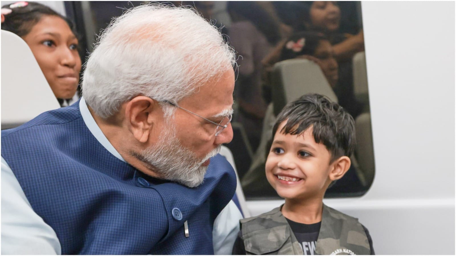PM Narendra Modi traveled in Delhi Metro laughed and joked with children and also took selfie see photos