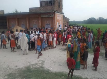 Bihar News : बेतिया में युवक की हत्या, सड़क किनारे मिली लाश; परिजन बोले- गला दबाकर अपराधियों ने मार डाला Bihar News: Youth murdered in Bettiah, dead body found on the roadside, Bihar Police, Crime News in hindi