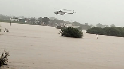 Ujjain: Rescue of 3 people trapped in flood in Badnagar, pregnant woman and two others rescued by helicopter