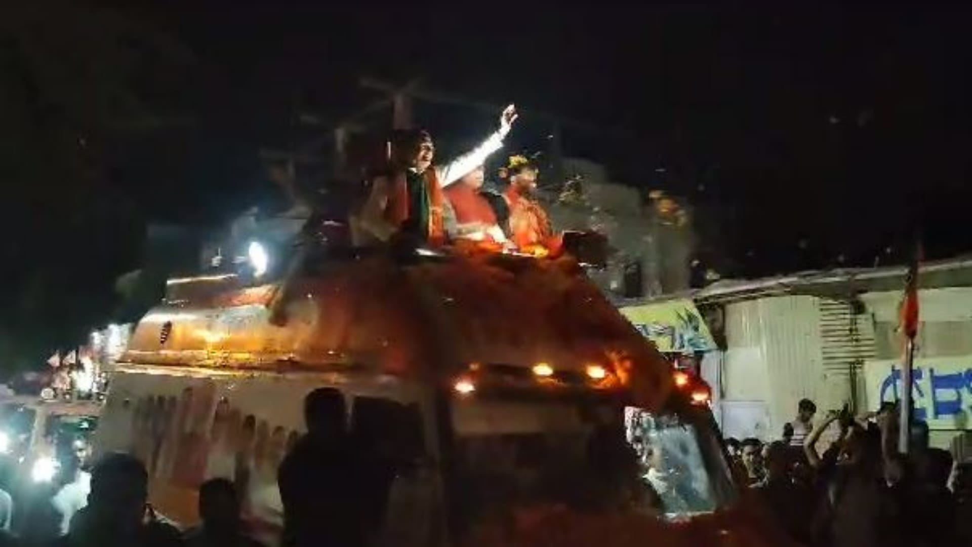 गुना में रोड शो करते हुए सीएम शिवराज