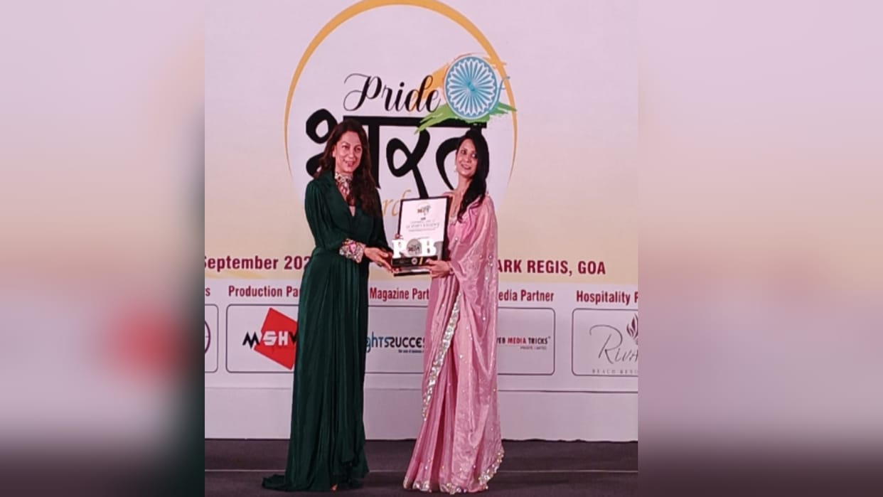Meerut: Dr. Kashika Jain received Pride of India Award in Goa by Bollywood actress Juhi Chawla