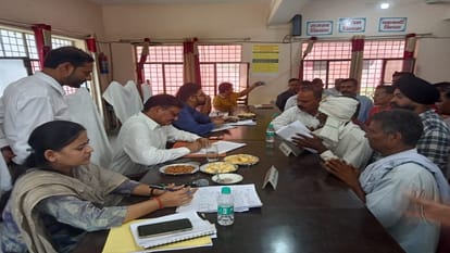 Kotdars give less ration villager complaint to dm in bareilly
