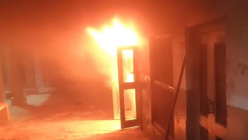 Amroha: massive fire broke out TB unit of government hospital in Bahjoi, medicines burnt to ashes