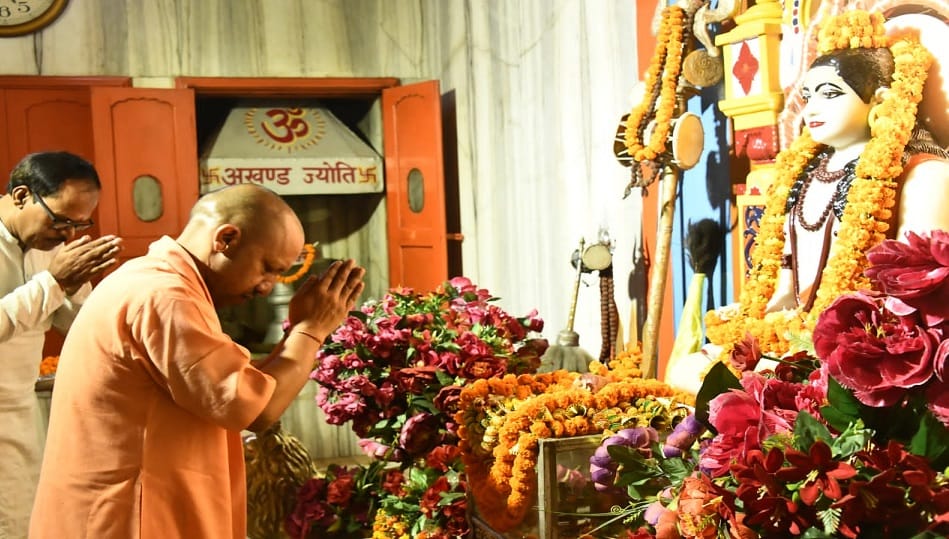 CM Yogi laid foundation stone and inaugurated development projects in gorakhpur