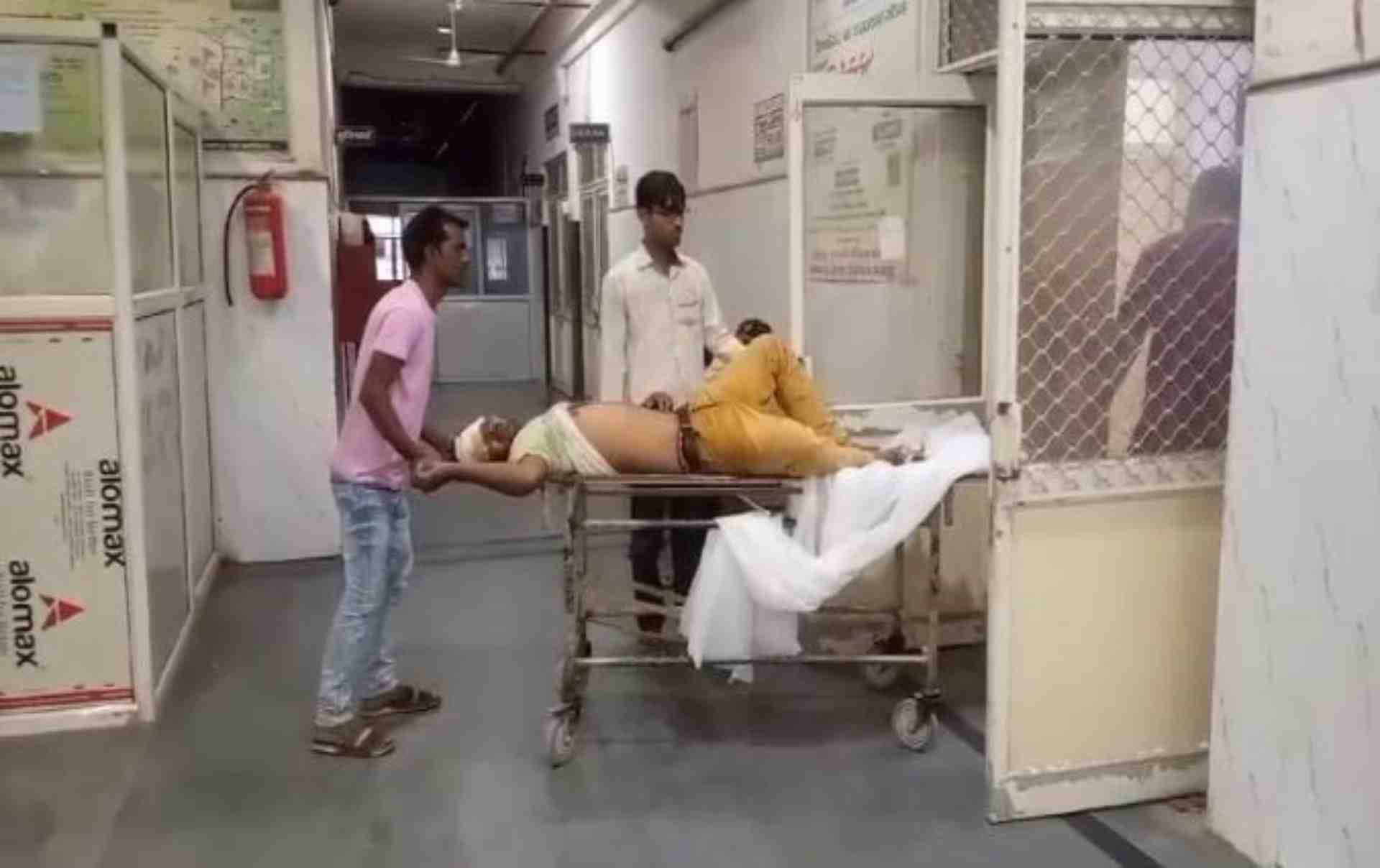 घायलों को लाया गया अस्पताल।