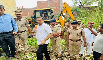 Mafia Mukhtar ansari henchman captured property worth of RS 1.25 crores police vacated it with a bulldozer