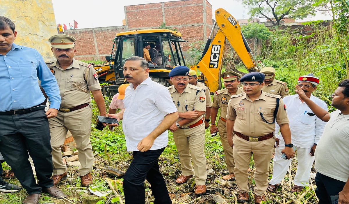 Mafia Mukhtar ansari henchman captured property worth of RS 1.25 crores police vacated it with a bulldozer