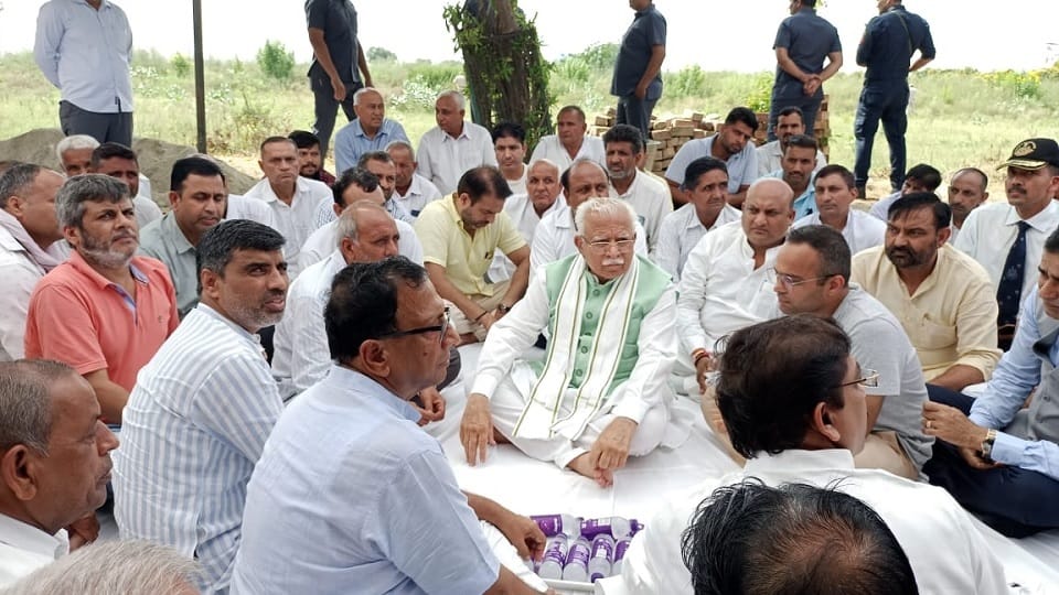 CM Manohar Lal reached house of martyr Major Ashish, consoled family, talked to father Lalchand