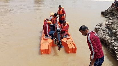 Mother drowned with her son while crossing the river