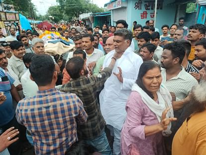 Bhopal news: अर्थी रुकवाकर धरना देना कांग्रेस नेता को पड़ा भारी, परिजनों ने की हाथापाई, भाजपा ने साधा निशाना Bhopal news: Netaji had to protest after stopping the bier, family members scuffled