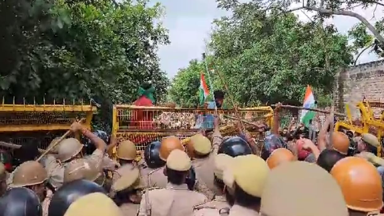 Police stopped farmers who were going to stop train with their demands in Greater Noida
