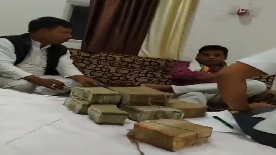 Video of MLA with lakhs of rupees goes viral in Sakti