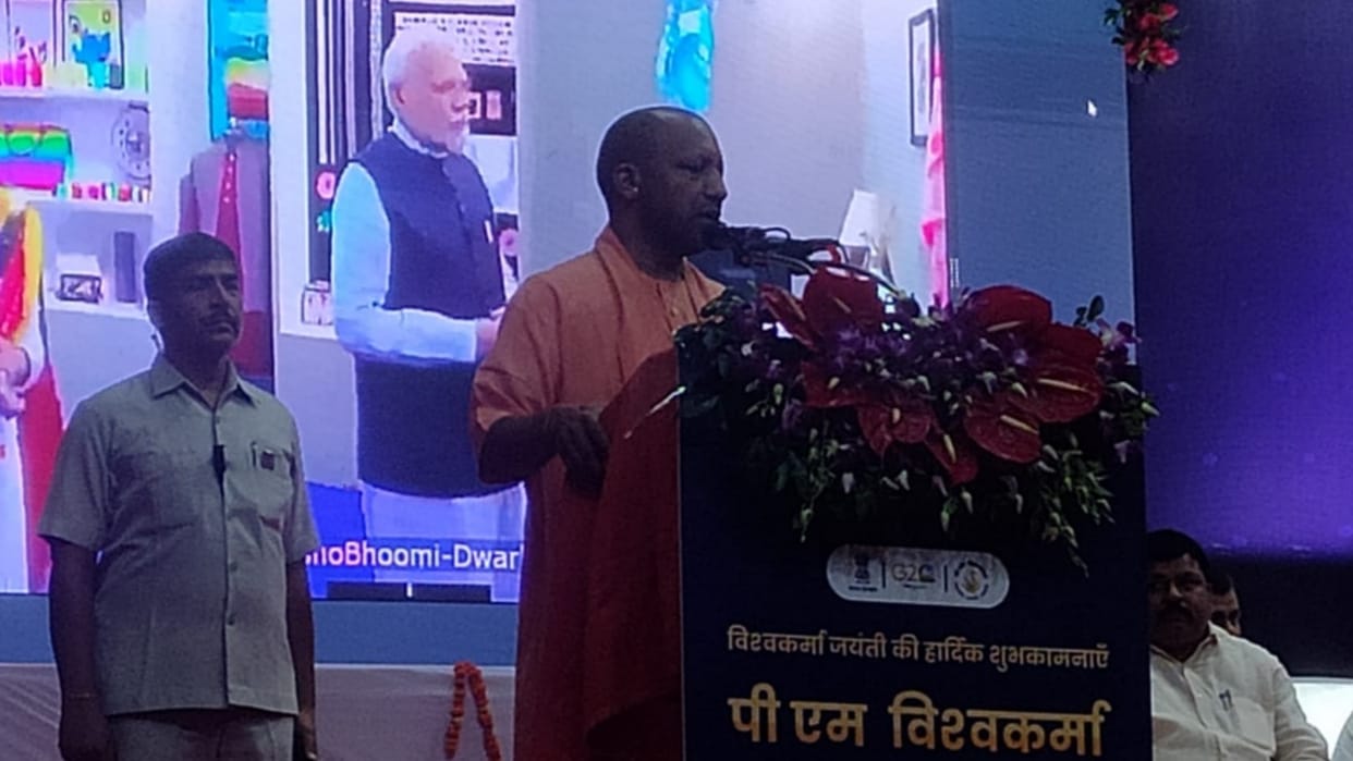 CM Yogi Adityanath inaugrates the PM Vishwakarma Yojna in Lucknow.