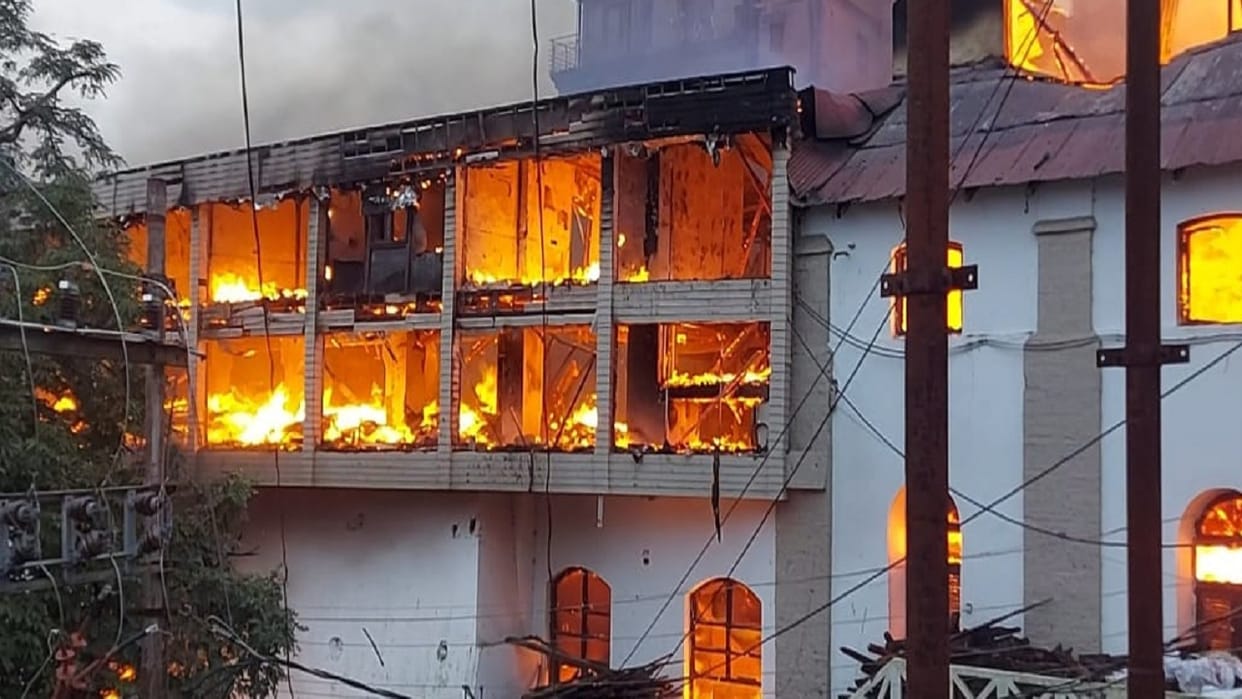 Mussoorie Fire News Fire breaks out at Sidus Rink hotel, vehicles burnt, Firefighters On Spot