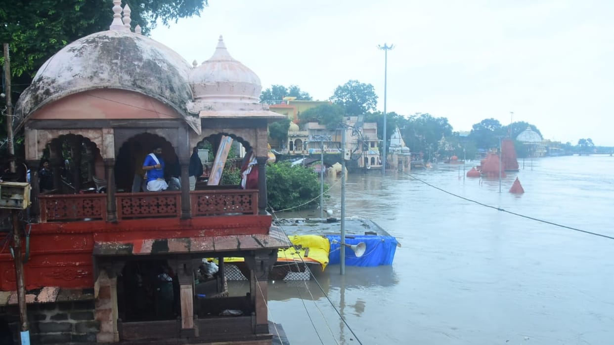Rain In Ujjain Maa Shipra flowing above the danger mark traffic stopped on Badnagar Road