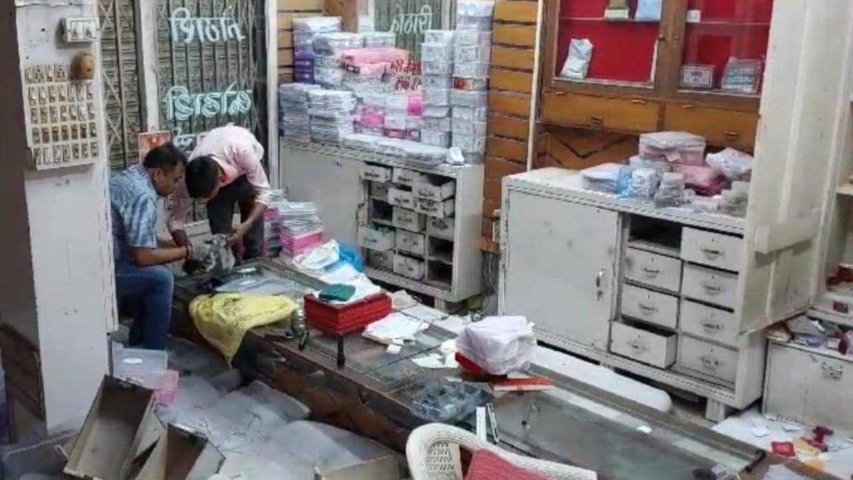 MP News Theft of five crores at jewelery shop of former minister nephew in Ratlam